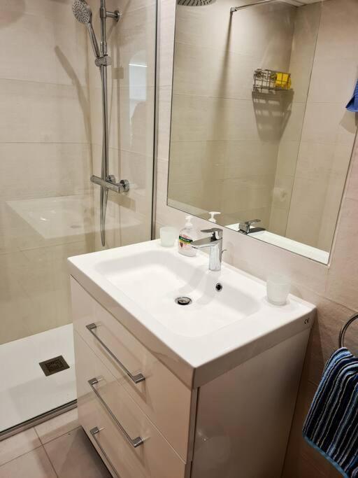 Estepona Port Beachside Apartment - Marina Bay Exterior photo
